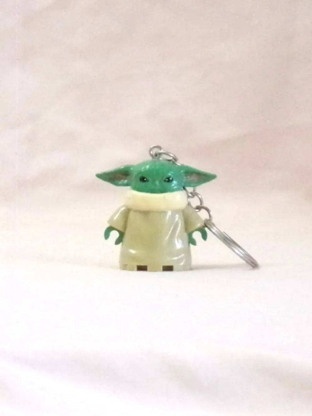 Minifigure Keychain- Star Wars The MANDALORIAN Mando CHILD Grogu Charm Stand New